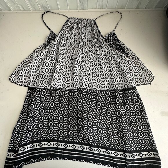 Black & White Forever 21 Aztec Print Sleeveless Top With Tassel Detail Womens Si - Picture 2 of 7